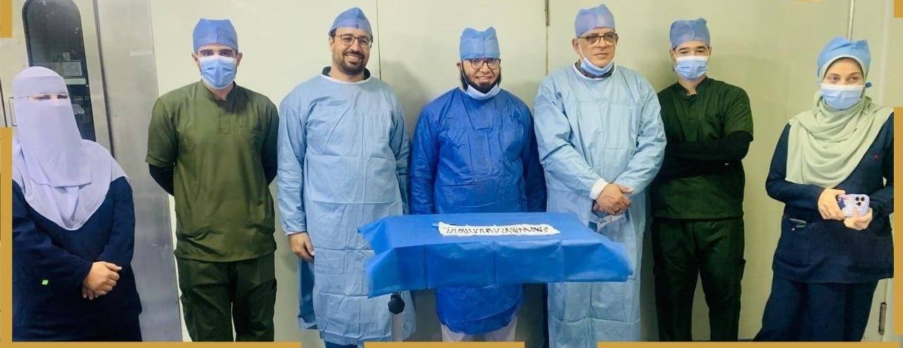 الفريق الطبي المستخرج المسامير من معدة مريضة الفريق الطبي المستخرج المسامير من معدة مريضة