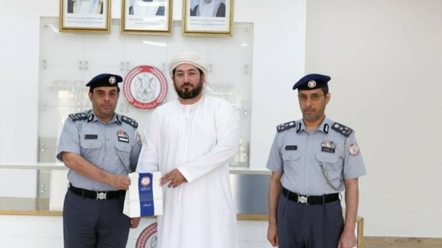 شرطة أبوظبي تكرّم عربياً لمبادرته الإنسانية في حادث دراجة