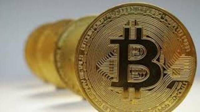 البيتكوين ترتفع إلى 92 ألف دولار وسط صراع ترامب والفيدرالي