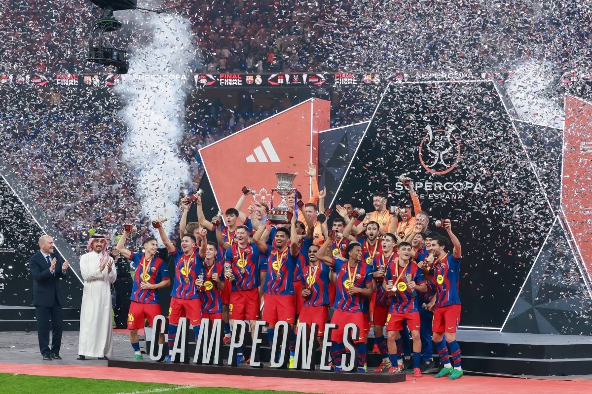وزير الرياضة يتوج "برشلونة" بكأس السوبر الإسباني 2026 بجدة