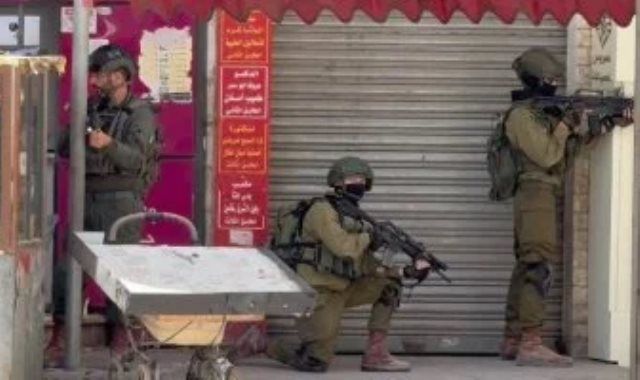 إسرائيليون يتنكرون فى هيئة جنود لسرقة المتاجر فى الضفة الغربية.. فيديو