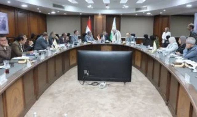 محافظ الجيزة يوجه بحسم شكاوى المواطنين خلال 48 ساعة فى اللقاء الأسبوعى