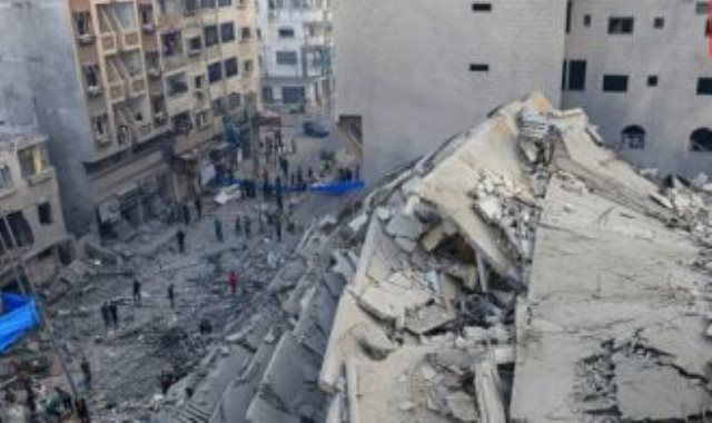 إصابات بين الفلسطينيين جراء انهيار مبنى متضرر من قصف سابق للاحتلال غرب غزة