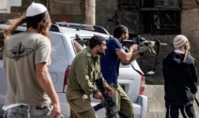إصابات وإحراق مساكن ومركبتين في هجوم واسع للمستوطنين شمال القدس