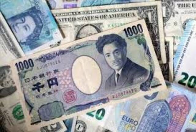 الدولار يتراجع والملاذات الآمنة تنتعش مع إشعال ترامب فتيل الرسوم