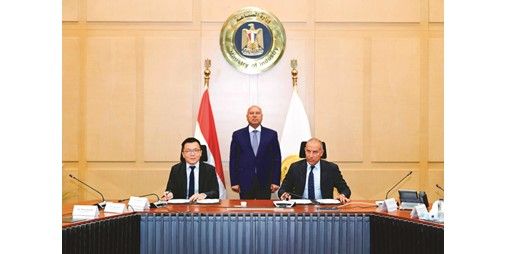 الوزير يشهد توقيع عقد إنشاء مجمع صناعي متكامل للغزل والنسيج باستثمارات مبدئية 350 مليون دولار