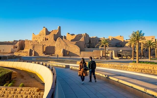 السعودية تستقبل أكثر من 122 مليون سائح في 2025 بإنفاق يتجاوز 300 مليار ريال