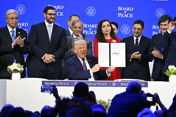 ترامب يعلن تدشين مجلس السلام الخاص بغزة من دافوس ويهدد حماس بنزع السلاح