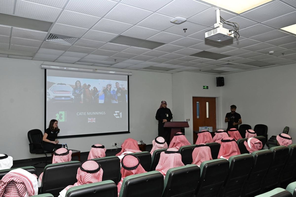 "جامعة الملك عبدالعزيز تعقد اللقاء التفاعلي لسباق "E1” العالمي للقوارب الكهربائية"