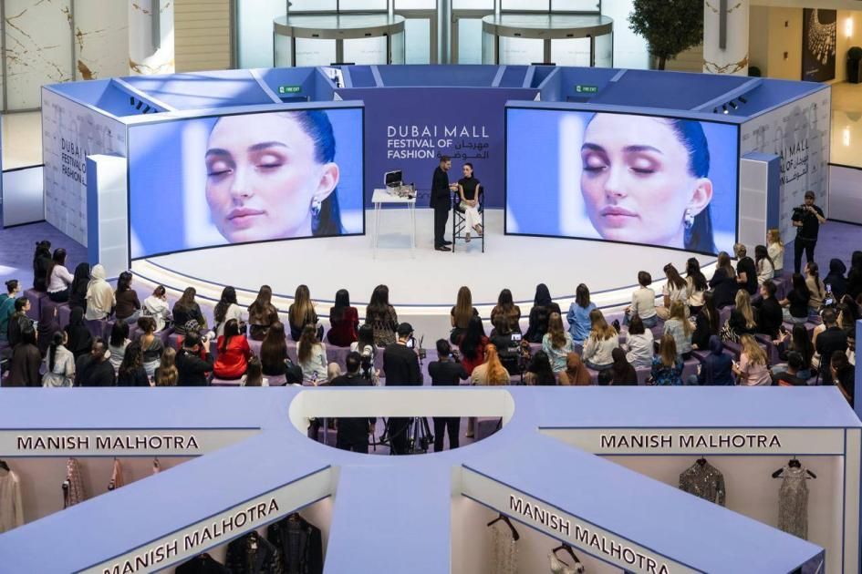 هادية غالب تعيد رسم ملامح «الموضة المحتشمة» في مهرجان دبي مول