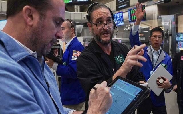 تراجع الأسهم الأمريكية بختام تعاملات الأسبوع وتتجه لتحقيق مكاسب شهرية