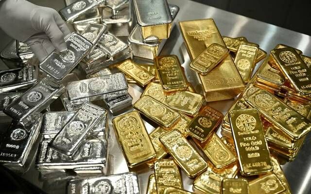 الذهب والفضة ينهاران بعد مكاسب قياسية.. كيف أثرت السيولة والمضاربون؟