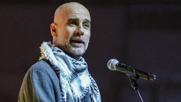 متوشحا بالكوفية.. غوارديولا يهاجم صمت العالم تجاه فلسطين