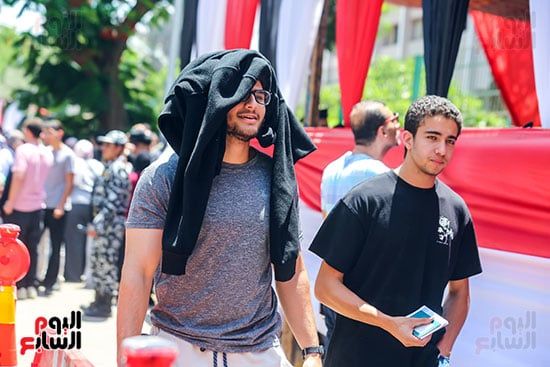 الطلاب بعد أداء الامتحان