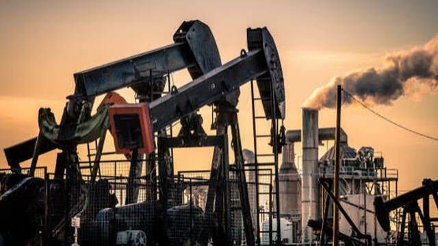 النفط يستقر قبيل عطلة نهاية الأسبوع وسط استمرار جهود السلام