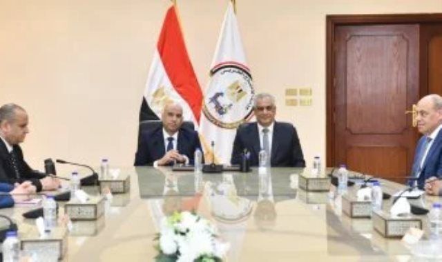 وزيرا الإنتاج الحربى والعمل يتفقان على خطة تدريب مهنى وتأهيل الشباب لسوق العمل