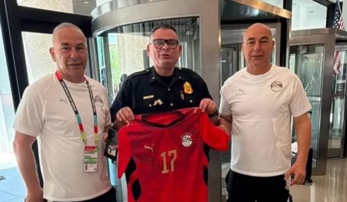 شرطة دالاس تودع منتخب مصر بإهداء حسام وإبراهيم حسن "شارة تأمين كأس العالم"