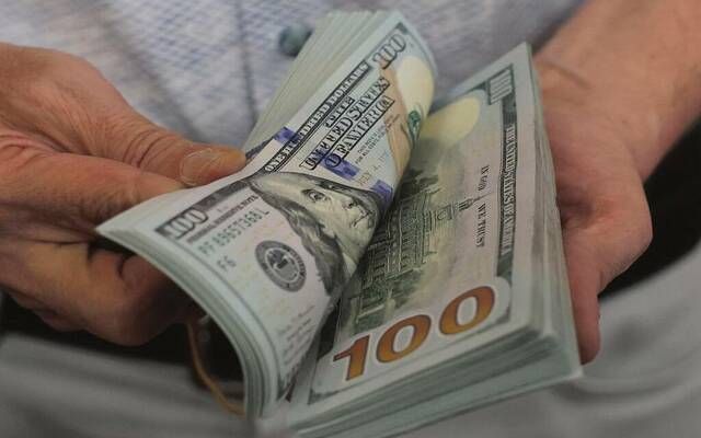 الدولار يتعافى واليورو والإسترليني يتراجعان قبيل محضر الفيدرالي