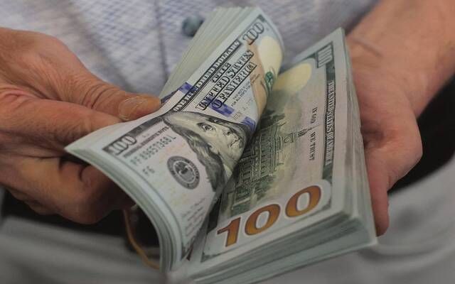 الدولار يرتفع رغم تراجع رهانات رفع الفائدة الأمريكية سبتمبر المقبل