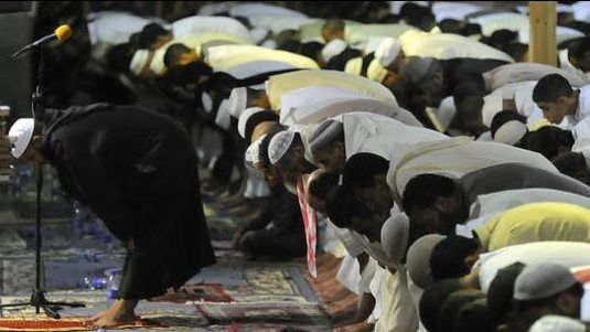 حكم تطويل الإمام الركوع لينتظر دخول الناس في الصلاة