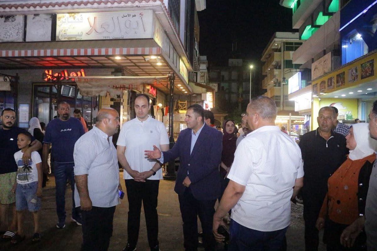 جولة ليلية لمحافظ دمياط في شوارع رأس البر لإعادة الانضباط