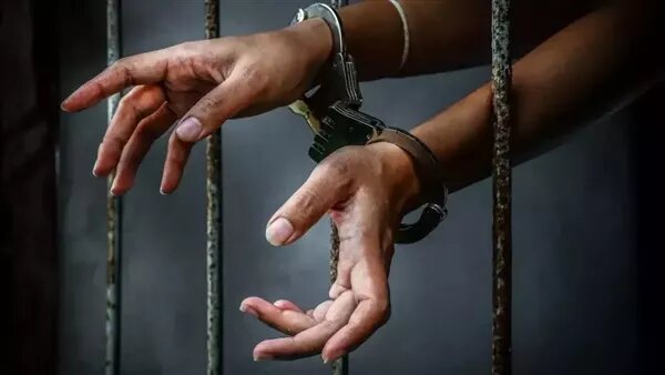 حبس 3 أشخاص بتهمة الاستيلاء على سيارة تحت تهديد السلاح بأكتوبر