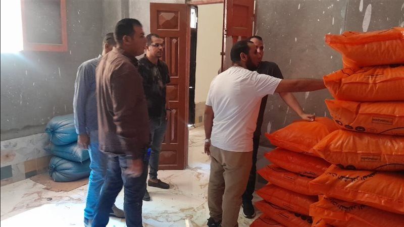 ضبط مخزن مواد غذائية غير مرخص وتحرير 649 محضرًا للمخابز والأسواق خلال حملة تموينية بأسيوط