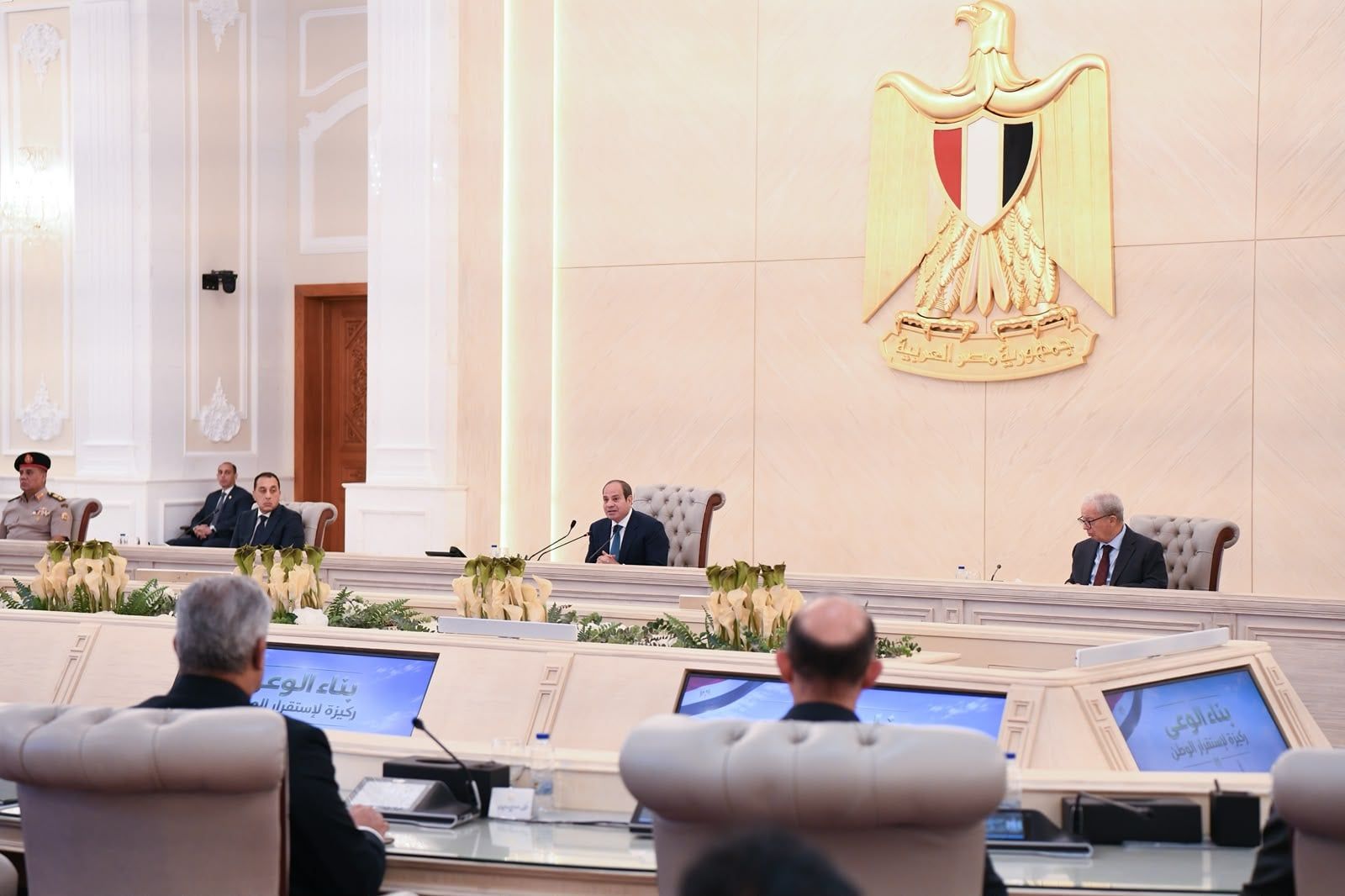 اجتماع الرئبس السيسي مع عدد من المسئولين في الحكومة والمشايخ والقوات المسلحة والشرطة والمحافظين (2) اجتماع الرئبس السيسي مع عدد من المسئولين في الحكومة والمشايخ والقوات المسلحة والشرطة والمحافظين (2)