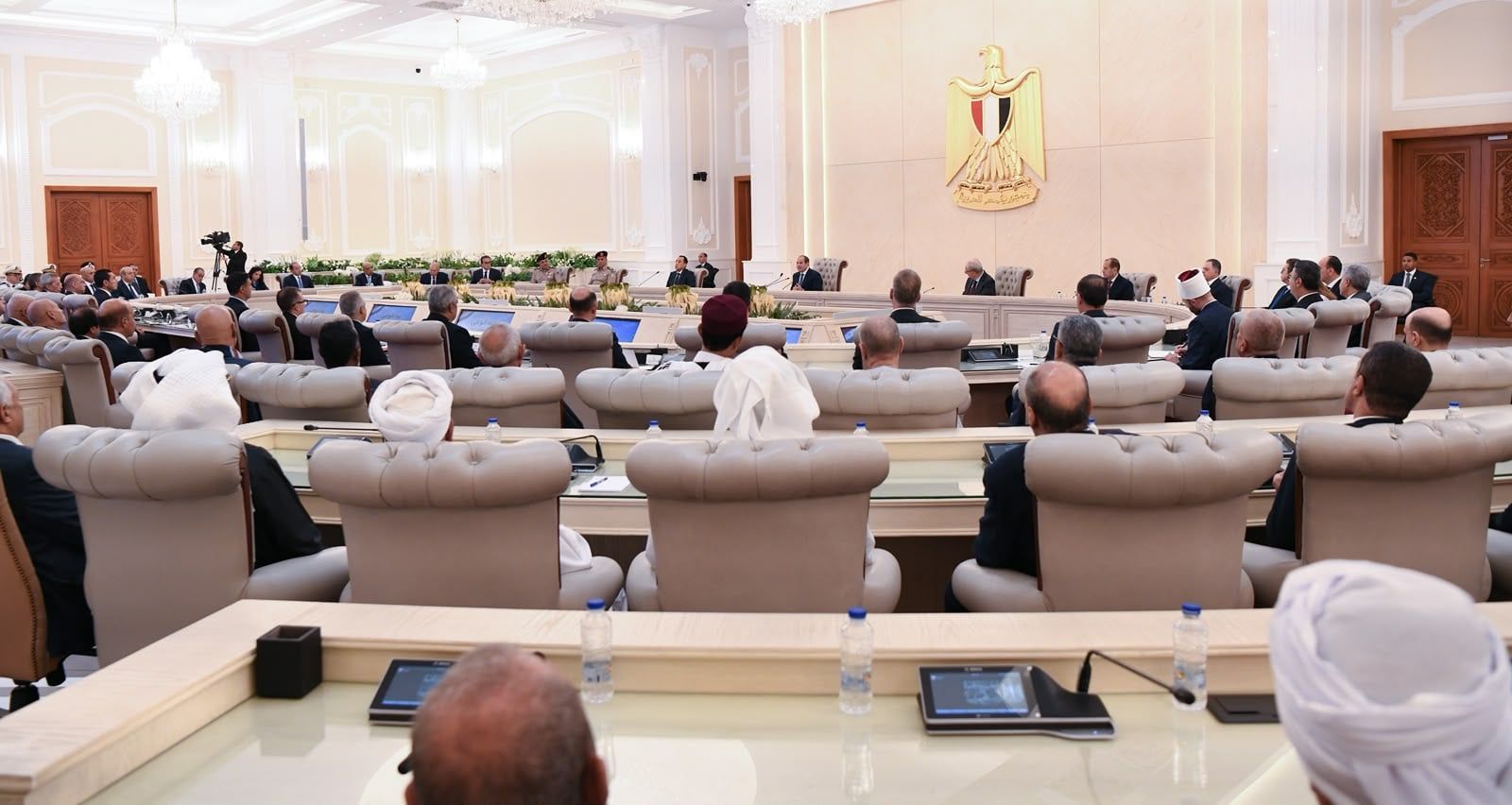 اجتماع الرئبس السيسي مع عدد من المسئولين في الحكومة والمشايخ والقوات المسلحة والشرطة والمحافظين (4) اجتماع الرئبس السيسي مع عدد من المسئولين في الحكومة والمشايخ والقوات المسلحة والشرطة والمحافظين (4)