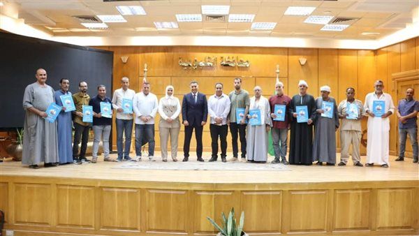 محافظ القليوبية يسلم 12 عقد تقنين ويعلن إنجاز 99% من الملفات