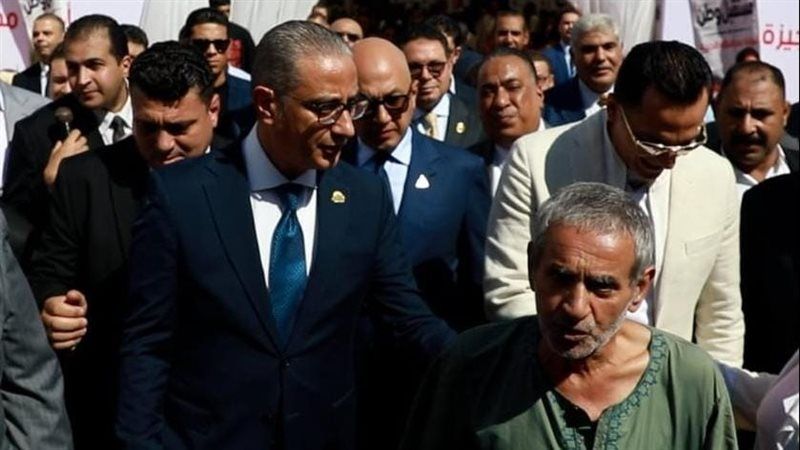 استوقفه خلال جولته، محافظ الجيزة يستجيب لمسن ويوجه بتوفير الرعاية الطبية اللازمة