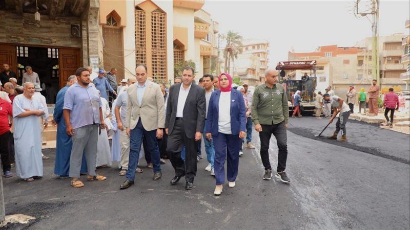 محافظ دمياط يتفقد أعمال رصف طريق كفر العرب بفارسكور