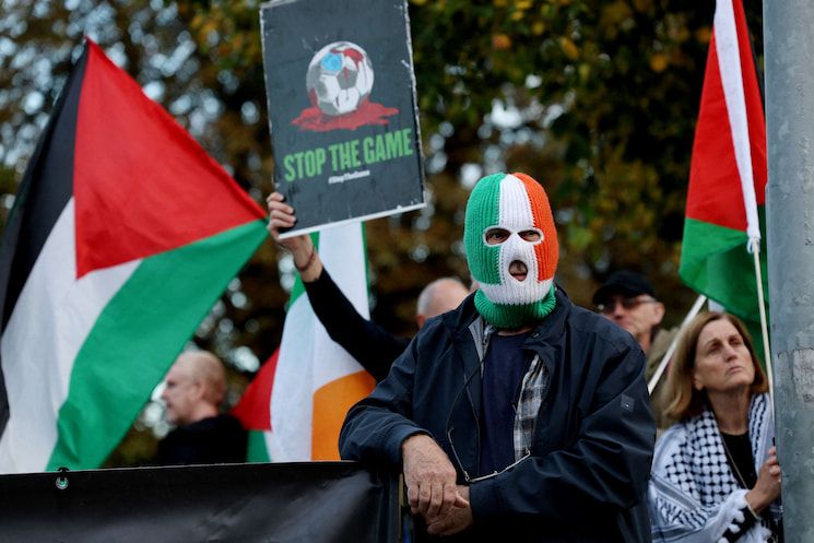 احتجاجات متضامنة مع فلسطين تعطل مباراة أيرلندا والنمسا بدوري أمم أوروبا- (صور)