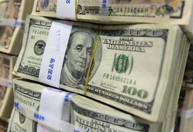 الدولار يسجل أعلى مستوياته في ثلاثة أشهر مدعوماً بارتفاع العائدات