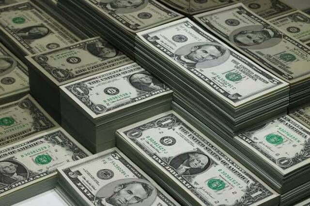 الدولار يستقر عند أعلى مستوى في 17 شهرا