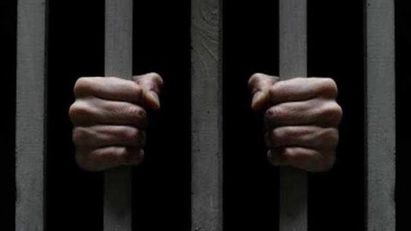 ملابس ممزقة و3 أسلحة بيضاء، تجديد حبس المتهم بقتل شقيقه بمصر القديمة