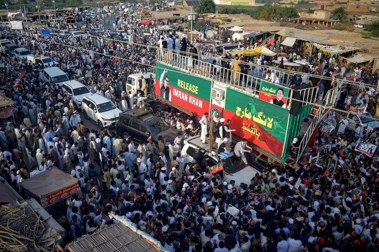 انطلاق مسيرة لأنصار عمران خان في باكستان للمطالبة بالإفراج عنه