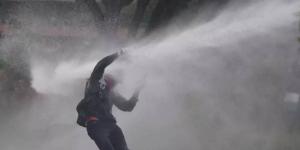 بالسهام.. إصابة شرطيين أمام السفارة الأمريكية في بوغوتا خلال احتجاجات مناهضة لترامب