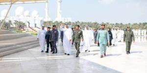 ذياب بن محمد بن زايد يرفع علم الإمارات في واحة الكرامة احتفالاً بيوم العَلم