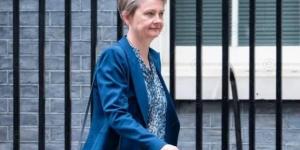 بريطانيا: تهور إيران بإغلاق هرمز يضرب الاقتصاد العالمي