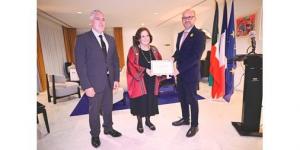 سفير
فرنسا
يقلّد
سلام
قاوقجي
وسام
فارس
في
الفنون