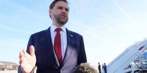 قبيل
      سفره
      إلى
      إسلام
      آباد..
      فانس
      يحذر
      إيران
      من
      المناورة
      في
      محادثات
      إنهاء
      الحرب