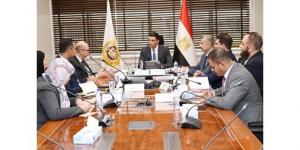 وزير
الصناعة:
نستهدف
توطين
التكنولوجيا
والتصنيع
الأخضر
في
مجال
مواد
البناء