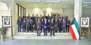 الشمالي
وأعضاء
البعثة
في
الهند
يرتدون
«زهرة
العرفج»