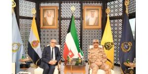 رئيس
الأركان
بحث
مع
السفير
التونسي
تعزيز
التعاون
العسكري
والقضايا
المشتركة