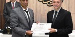 محافظ أسوان يكرم 4 من المتميزين بالجهاز التنفيذي.. تقديرًا لجهودهم في خدمة المواطنين