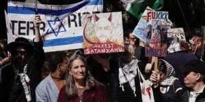 عشرات الإسرائيليين واليهود يتظاهرون أمام الأمم المتحدة مطالبين برحيل نتنياهو