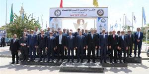 خلال مشاركته بأسبوع الشباب، رئيس جامعة القناة يهنئ "المنيا" بيوبيلها الذهبي