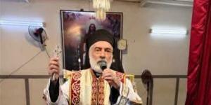 مطران كاثوليك المنيا يلقي كلمة عن الصليب في كنيسة القديسة تريزا بالحواصلية