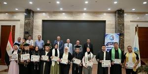 رئيس شركة مياه الشرب والصرف بمحافظات القناة يكرِّم أبناء العاملين المتفوقين دراسيًا